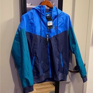 NEW NIKE WINDRUNNER